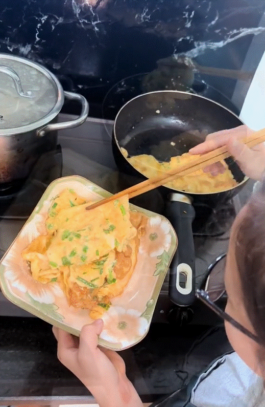 Nhỏ xíu đã có tài nấu ăn, bé gái Lạng Sơn sở hữu clip triệu view nhờ những món ngon truyền thống gia đình Việt-13