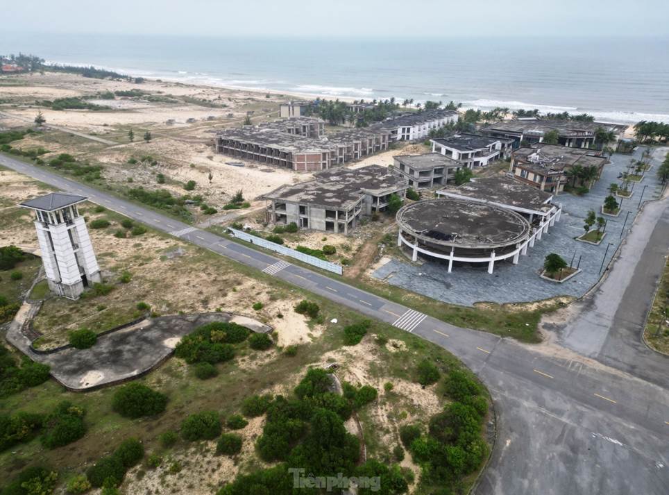 Cận cảnh những biệt thự ma bên vịnh biển đẹp nhất thế giới-2