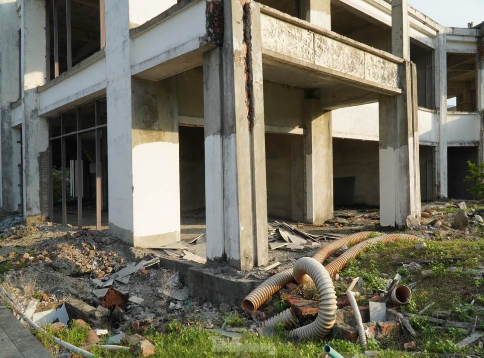 Cận cảnh những biệt thự ma bên vịnh biển đẹp nhất thế giới-3