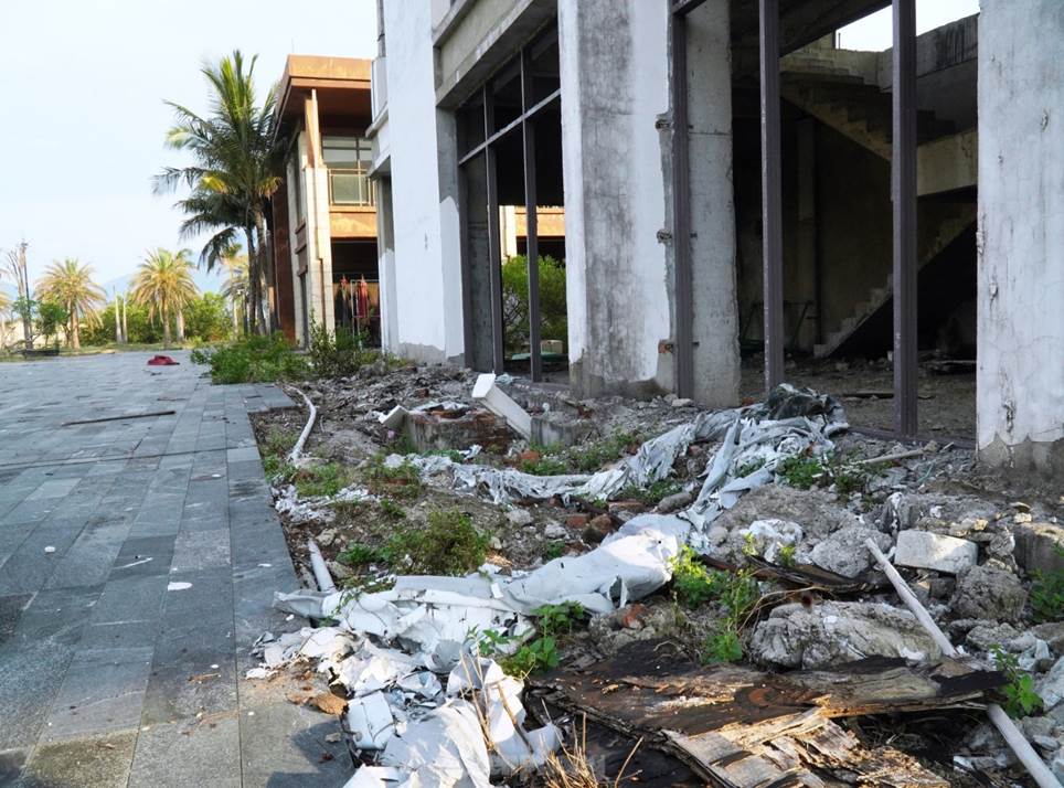 Cận cảnh những biệt thự ma bên vịnh biển đẹp nhất thế giới-6