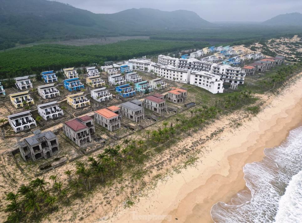 Cận cảnh những biệt thự ma bên vịnh biển đẹp nhất thế giới-8