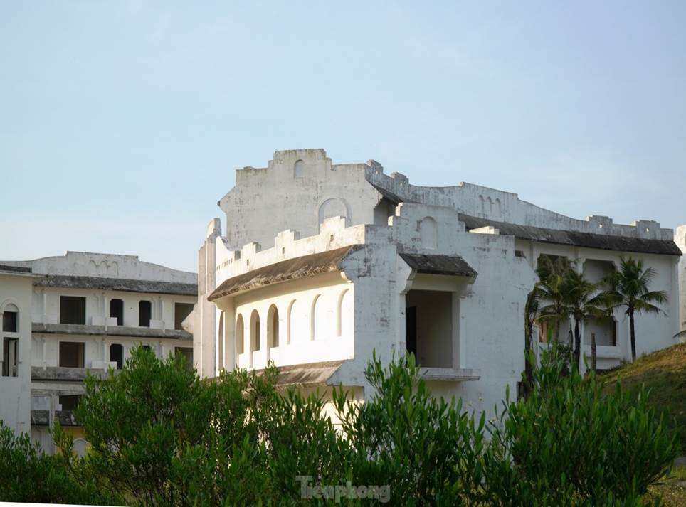 Cận cảnh những biệt thự ma bên vịnh biển đẹp nhất thế giới-9