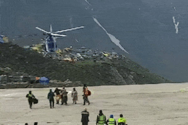 Khoảnh khắc trực thăng mất kiểm soát, xoay vòng trên không khi hạ cánh