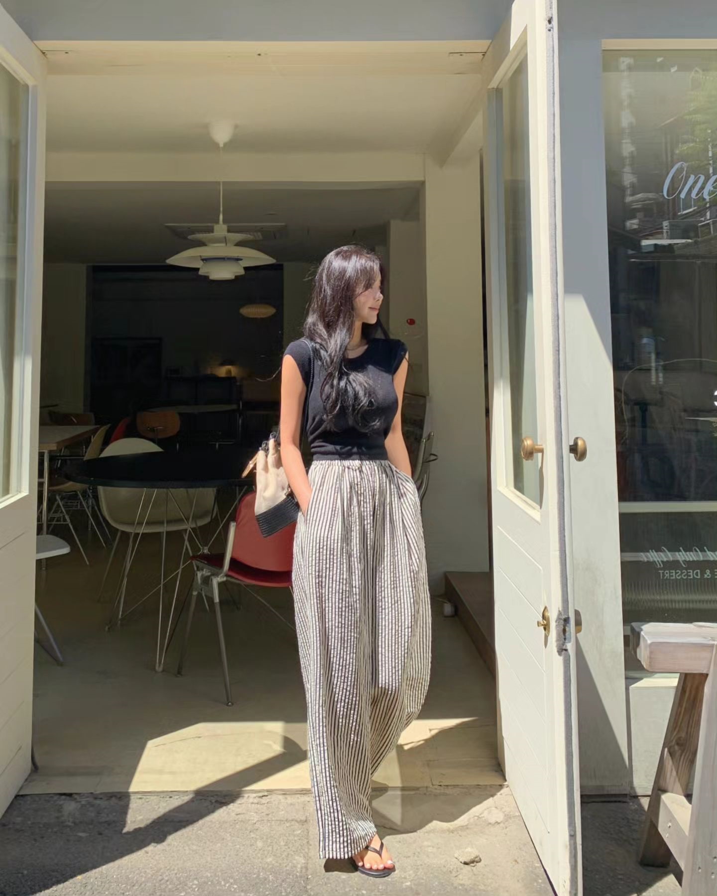 Phụ nữ trên 40 tuổi nên diện 4 kiểu quần trẻ trung, nhẹ mát đi du lịch-1