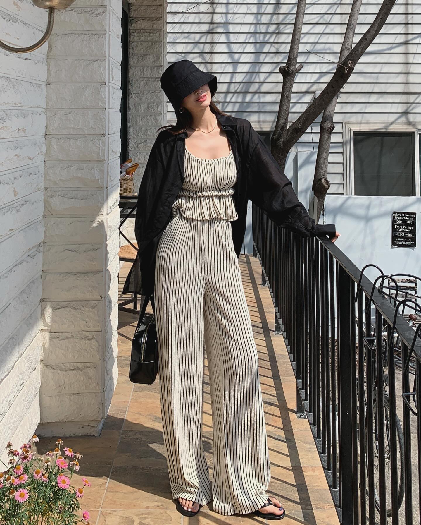 Phụ nữ trên 40 tuổi nên diện 4 kiểu quần trẻ trung, nhẹ mát đi du lịch-2