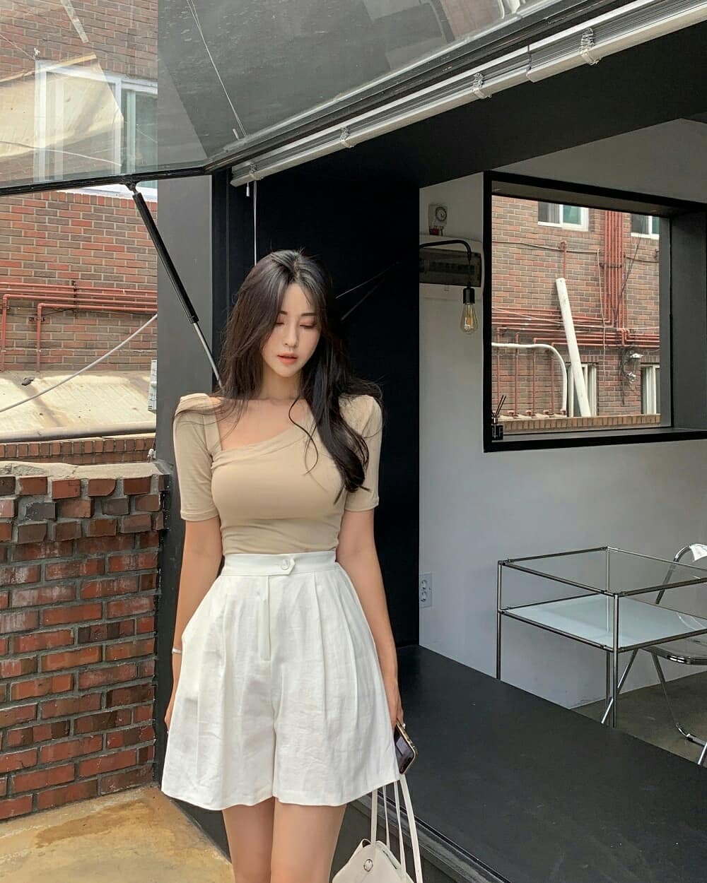 Phụ nữ trên 40 tuổi nên diện 4 kiểu quần trẻ trung, nhẹ mát đi du lịch-3