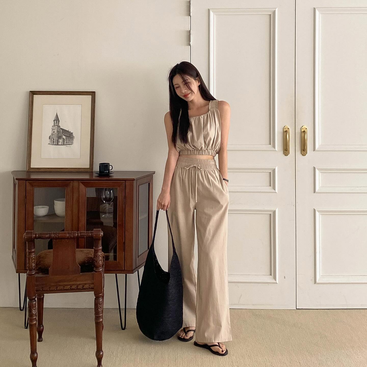 Phụ nữ trên 40 tuổi nên diện 4 kiểu quần trẻ trung, nhẹ mát đi du lịch-5