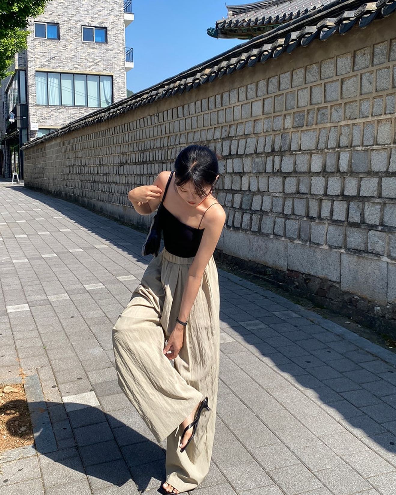 Phụ nữ trên 40 tuổi nên diện 4 kiểu quần trẻ trung, nhẹ mát đi du lịch-6