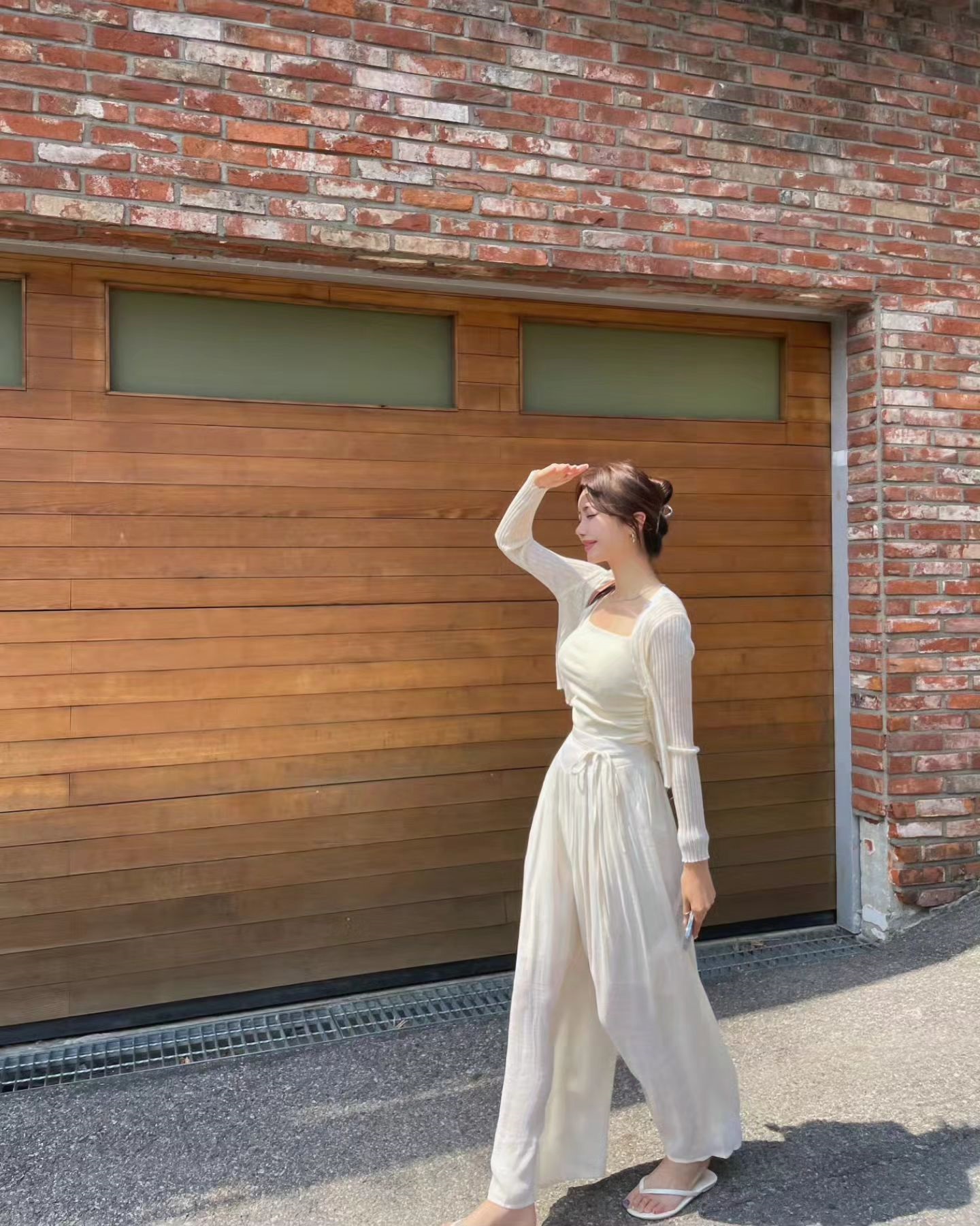 Phụ nữ trên 40 tuổi nên diện 4 kiểu quần trẻ trung, nhẹ mát đi du lịch-7