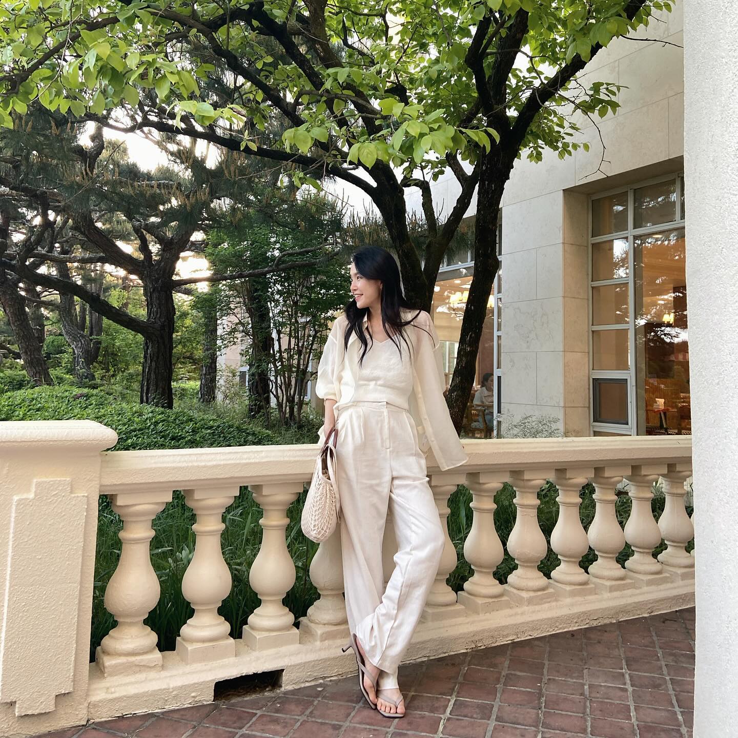 Phụ nữ trên 40 tuổi nên diện 4 kiểu quần trẻ trung, nhẹ mát đi du lịch-8