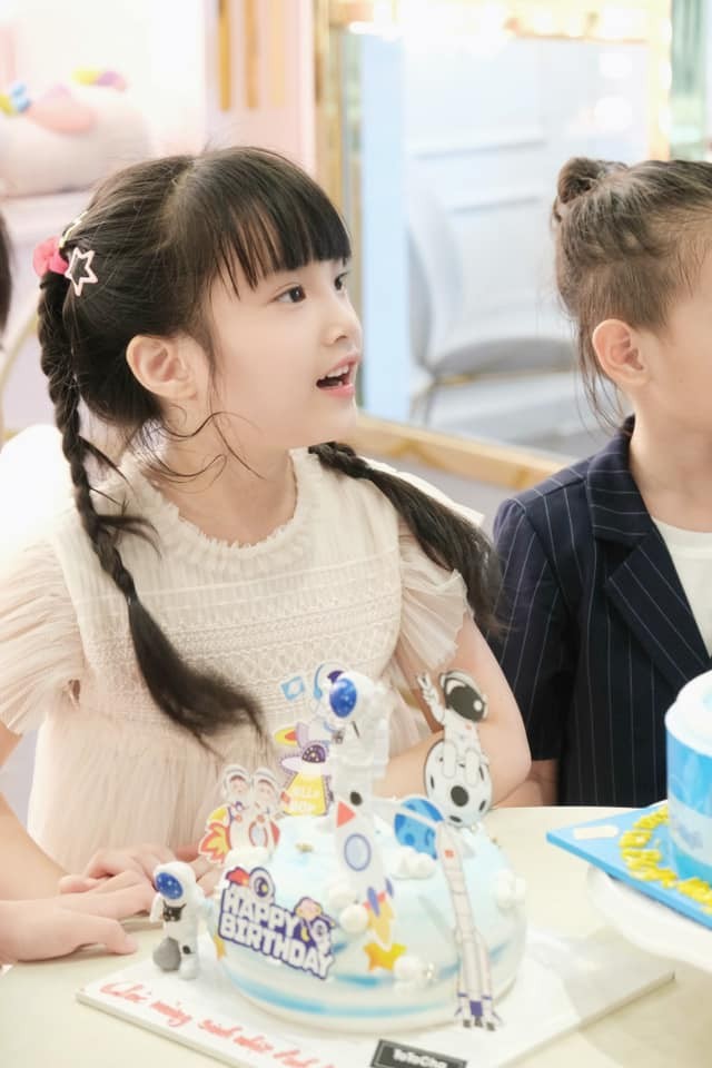 Con gái Diệp Lâm Anh mắt to 2 mí, từng được khen giống bố nay có góc nghiêng hưởng trọn nét đẹp của mẹ-2