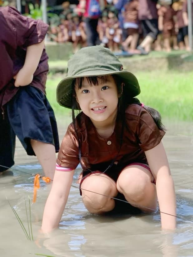 Con gái Diệp Lâm Anh mắt to 2 mí, từng được khen giống bố nay có góc nghiêng hưởng trọn nét đẹp của mẹ-4