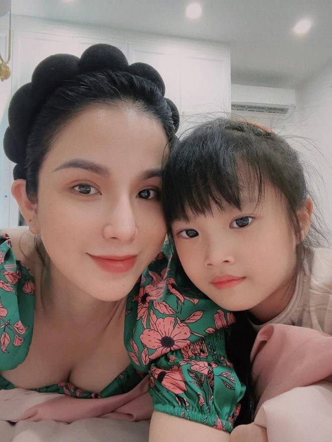 Con gái Diệp Lâm Anh mắt to 2 mí, từng được khen giống bố nay có góc nghiêng hưởng trọn nét đẹp của mẹ-5