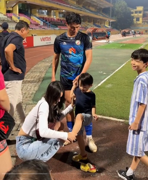 Gà cưng Vũ Khắc Tiệp chăm con quá khéo, bảo sao chồng Mạc Hồng Quân tự nguyện cho giữ hết tài sản-2