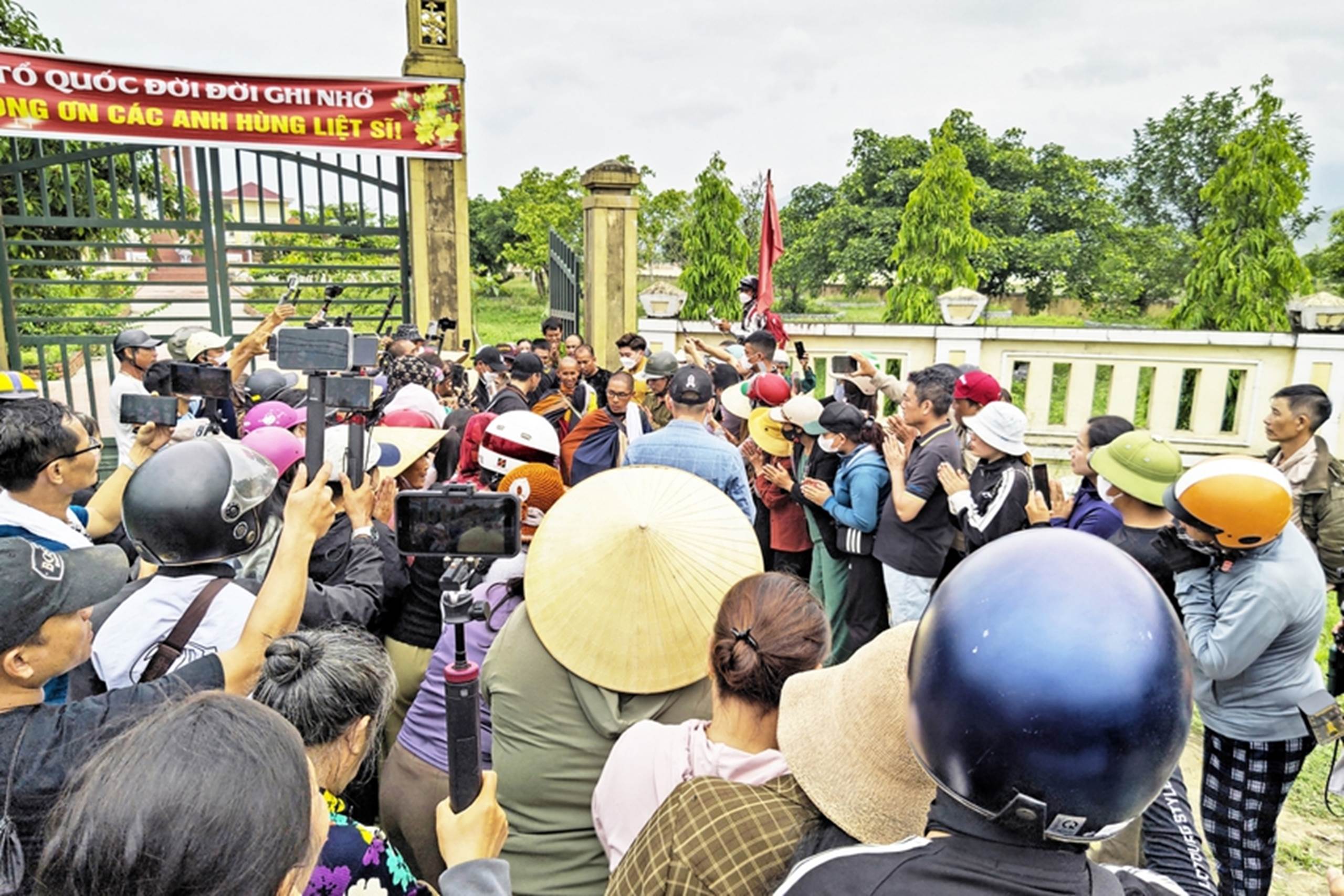 Tận mắt thấy ông Thích Minh Tuệ bị bao vây bởi đám đông YouTuber, TikToker ở Quảng Bình, gây hỗn loạn, tắc nghẽn giao thông-2