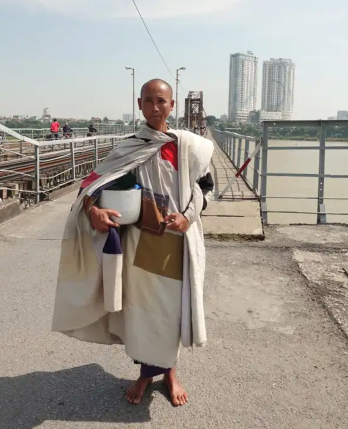 Tận mắt thấy ông Thích Minh Tuệ bị bao vây bởi đám đông YouTuber, TikToker ở Quảng Bình, gây hỗn loạn, tắc nghẽn giao thông-1