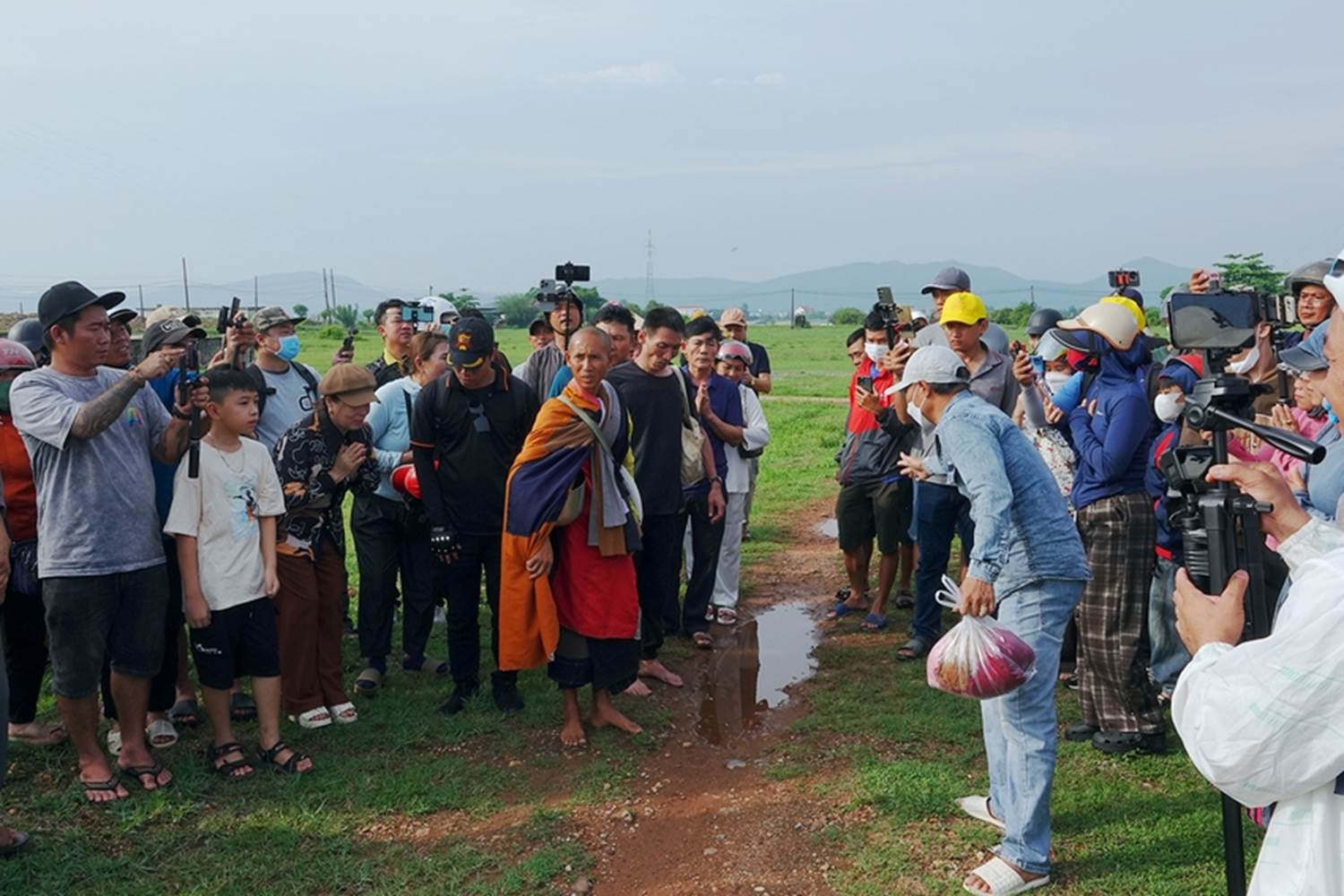 Tận mắt thấy ông Thích Minh Tuệ bị bao vây bởi đám đông YouTuber, TikToker ở Quảng Bình, gây hỗn loạn, tắc nghẽn giao thông-3