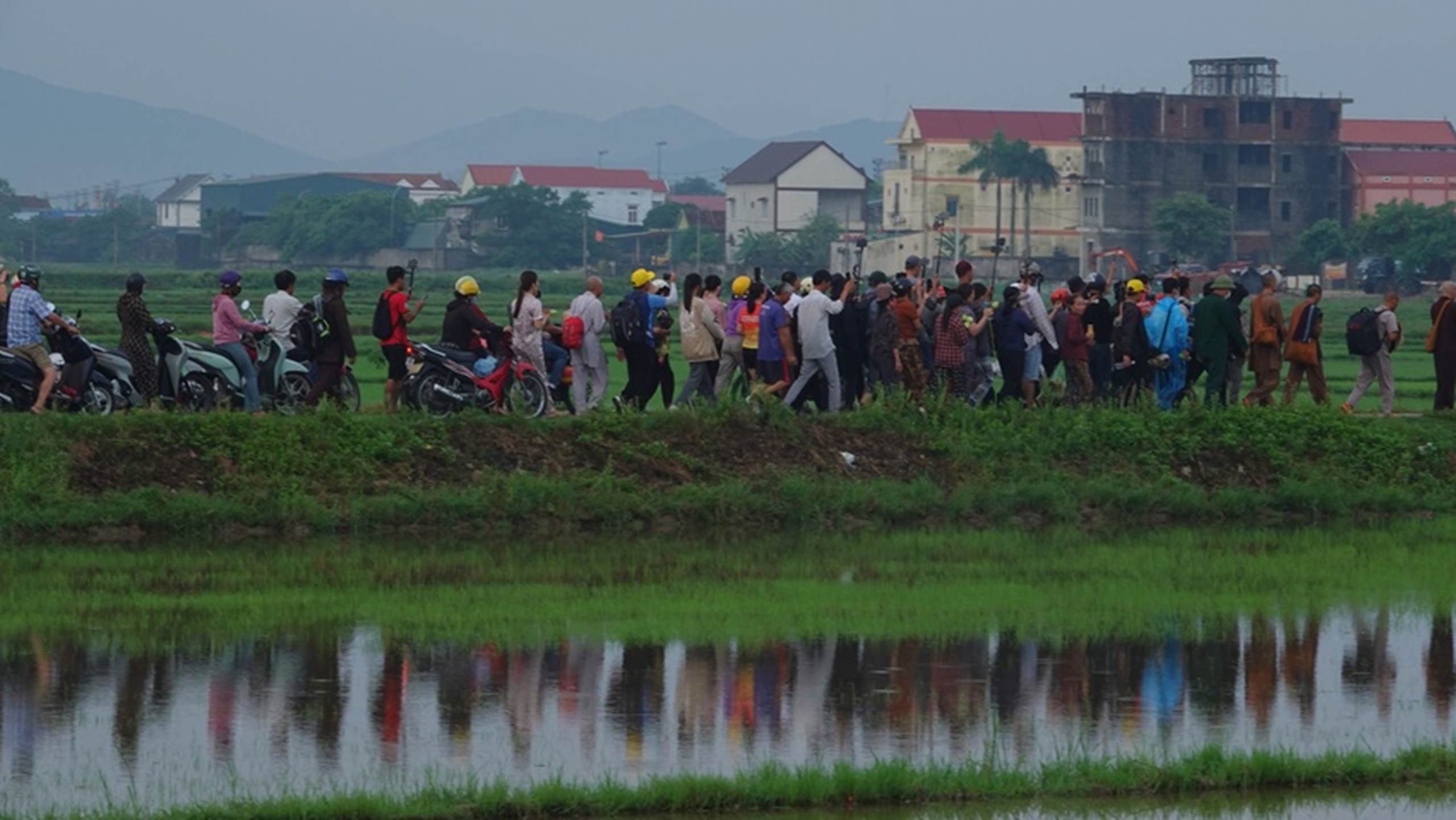 Tận mắt thấy ông Thích Minh Tuệ bị bao vây bởi đám đông YouTuber, TikToker ở Quảng Bình, gây hỗn loạn, tắc nghẽn giao thông-4