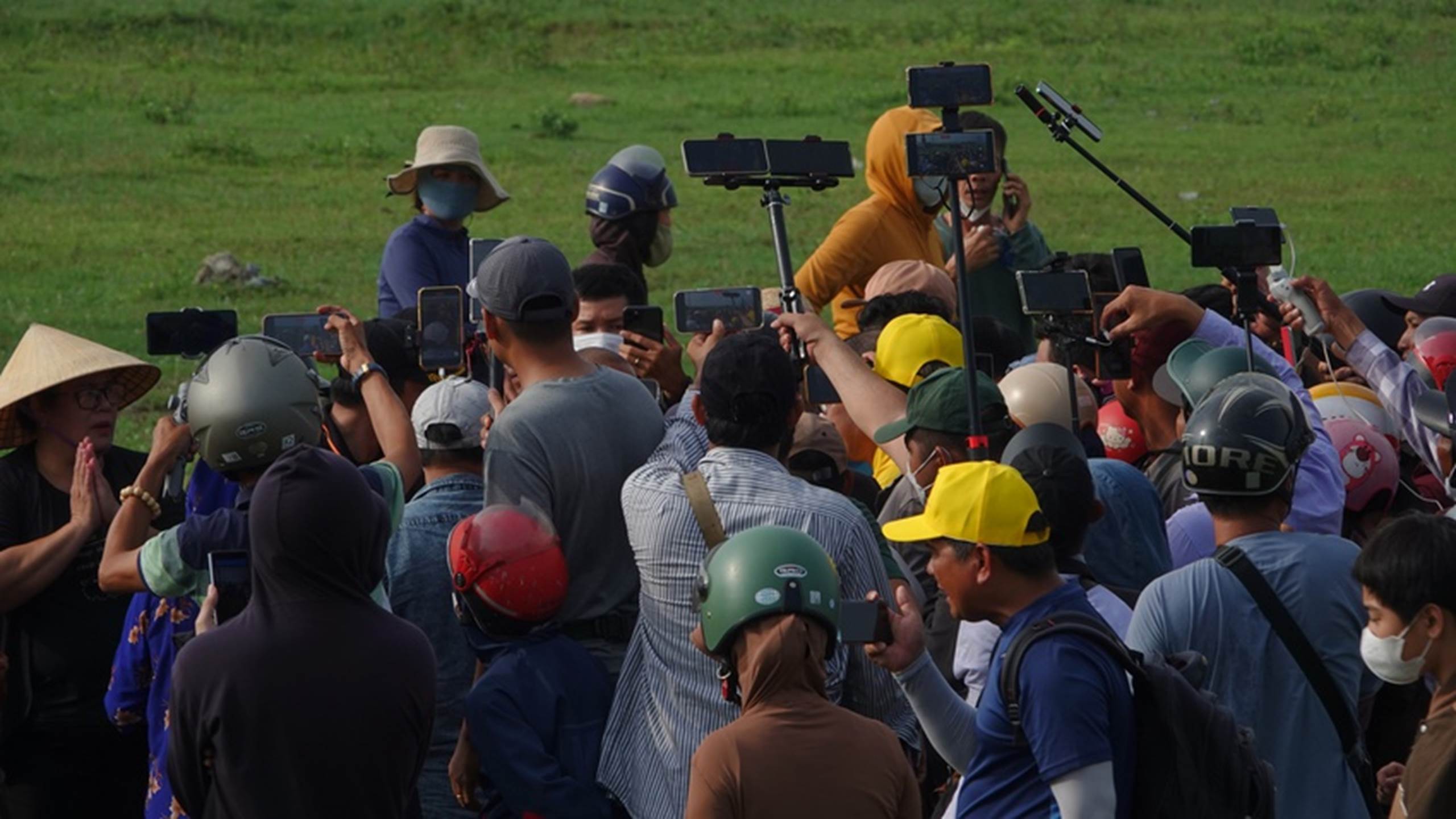 Tận mắt thấy ông Thích Minh Tuệ bị bao vây bởi đám đông YouTuber, TikToker ở Quảng Bình, gây hỗn loạn, tắc nghẽn giao thông-5