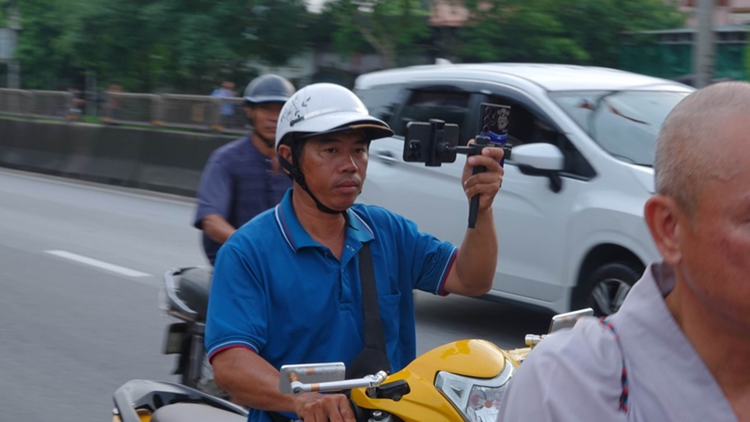 Tận mắt thấy ông Thích Minh Tuệ bị bao vây bởi đám đông YouTuber, TikToker ở Quảng Bình, gây hỗn loạn, tắc nghẽn giao thông-6