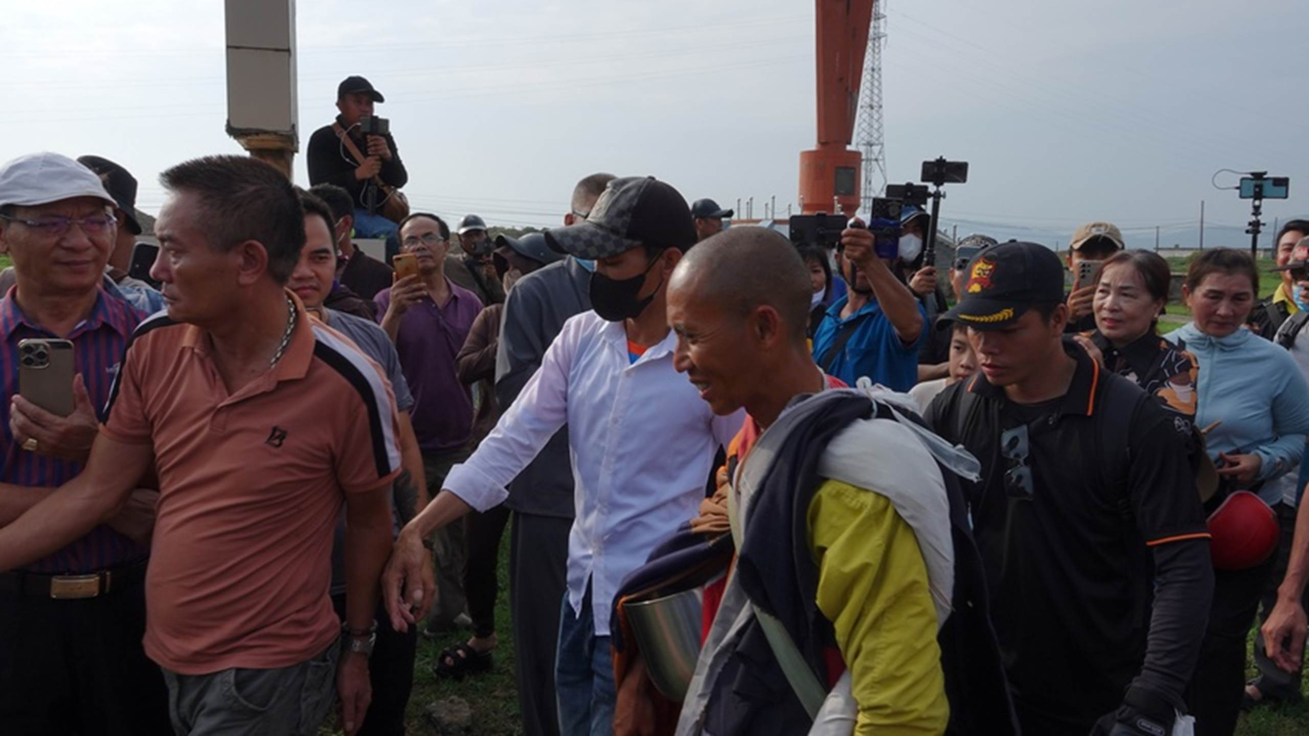 Tận mắt thấy ông Thích Minh Tuệ bị bao vây bởi đám đông YouTuber, TikToker ở Quảng Bình, gây hỗn loạn, tắc nghẽn giao thông-7