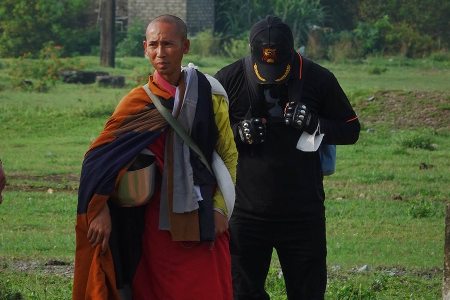 Tận mắt thấy ông Thích Minh Tuệ bị bao vây bởi đám đông YouTuber, TikToker ở Quảng Bình, gây hỗn loạn, tắc nghẽn giao thông-8