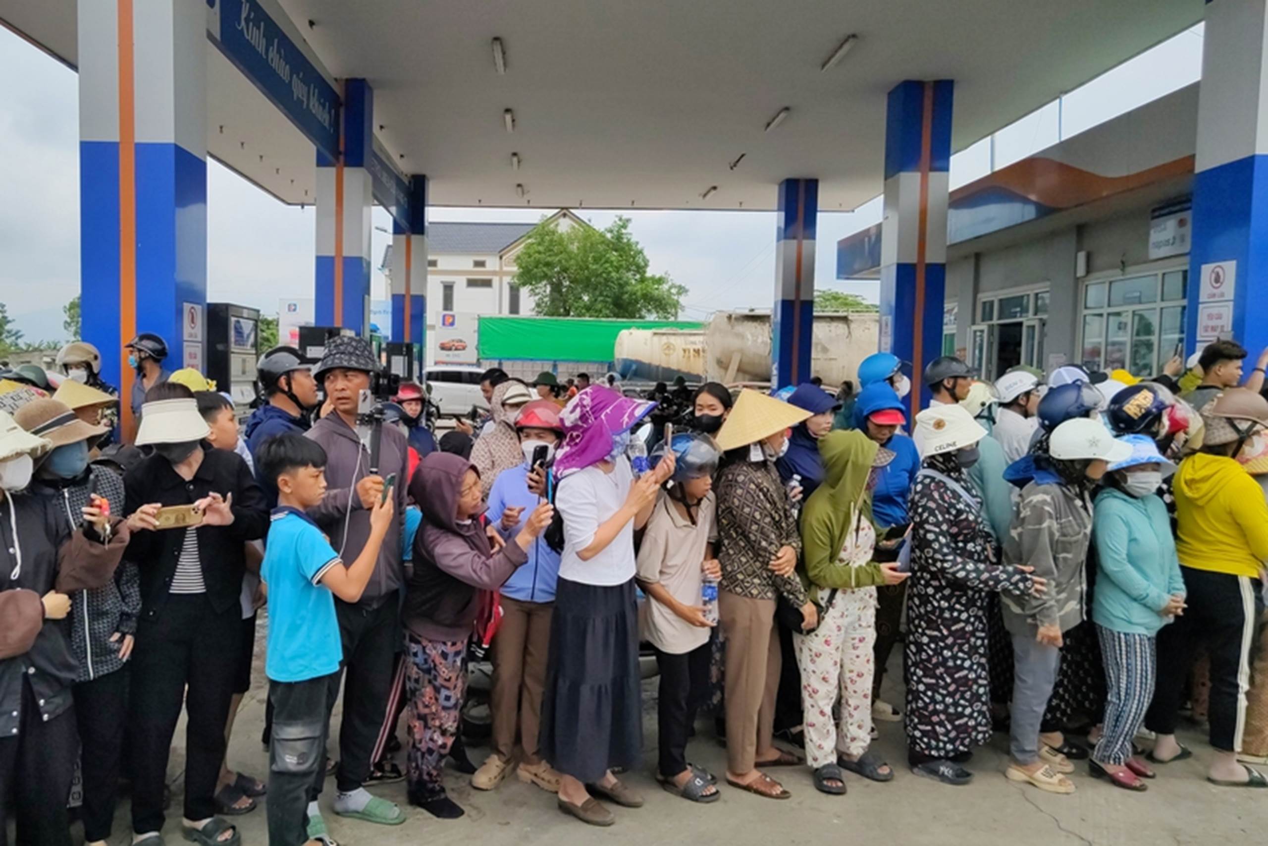 Tận mắt thấy ông Thích Minh Tuệ bị bao vây bởi đám đông YouTuber, TikToker ở Quảng Bình, gây hỗn loạn, tắc nghẽn giao thông-11