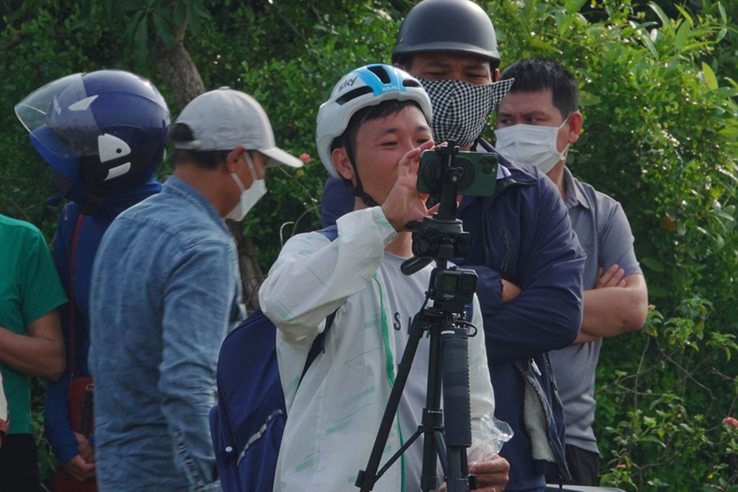 Tận mắt thấy ông Thích Minh Tuệ bị bao vây bởi đám đông YouTuber, TikToker ở Quảng Bình, gây hỗn loạn, tắc nghẽn giao thông-12