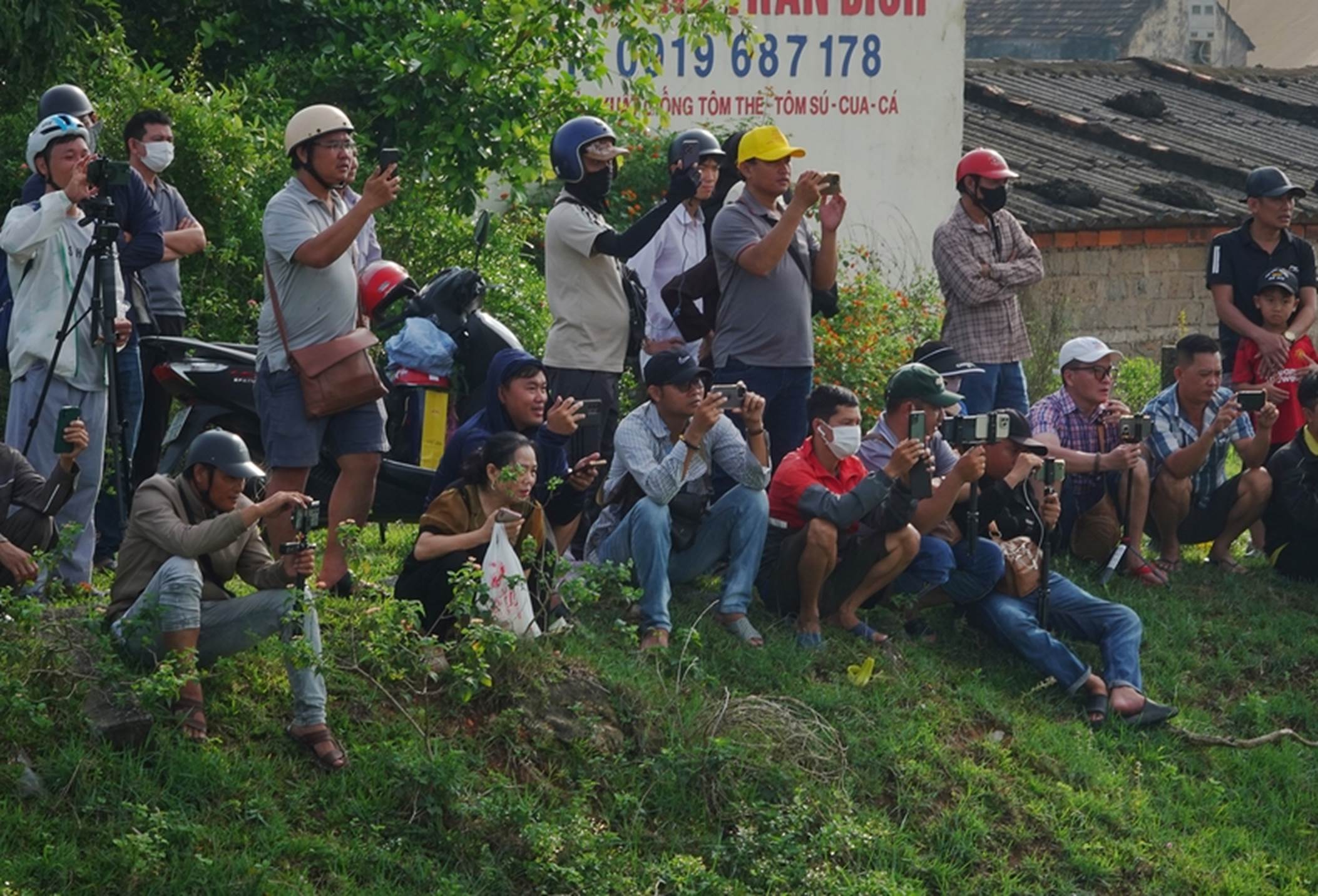 Tận mắt thấy ông Thích Minh Tuệ bị bao vây bởi đám đông YouTuber, TikToker ở Quảng Bình, gây hỗn loạn, tắc nghẽn giao thông-13