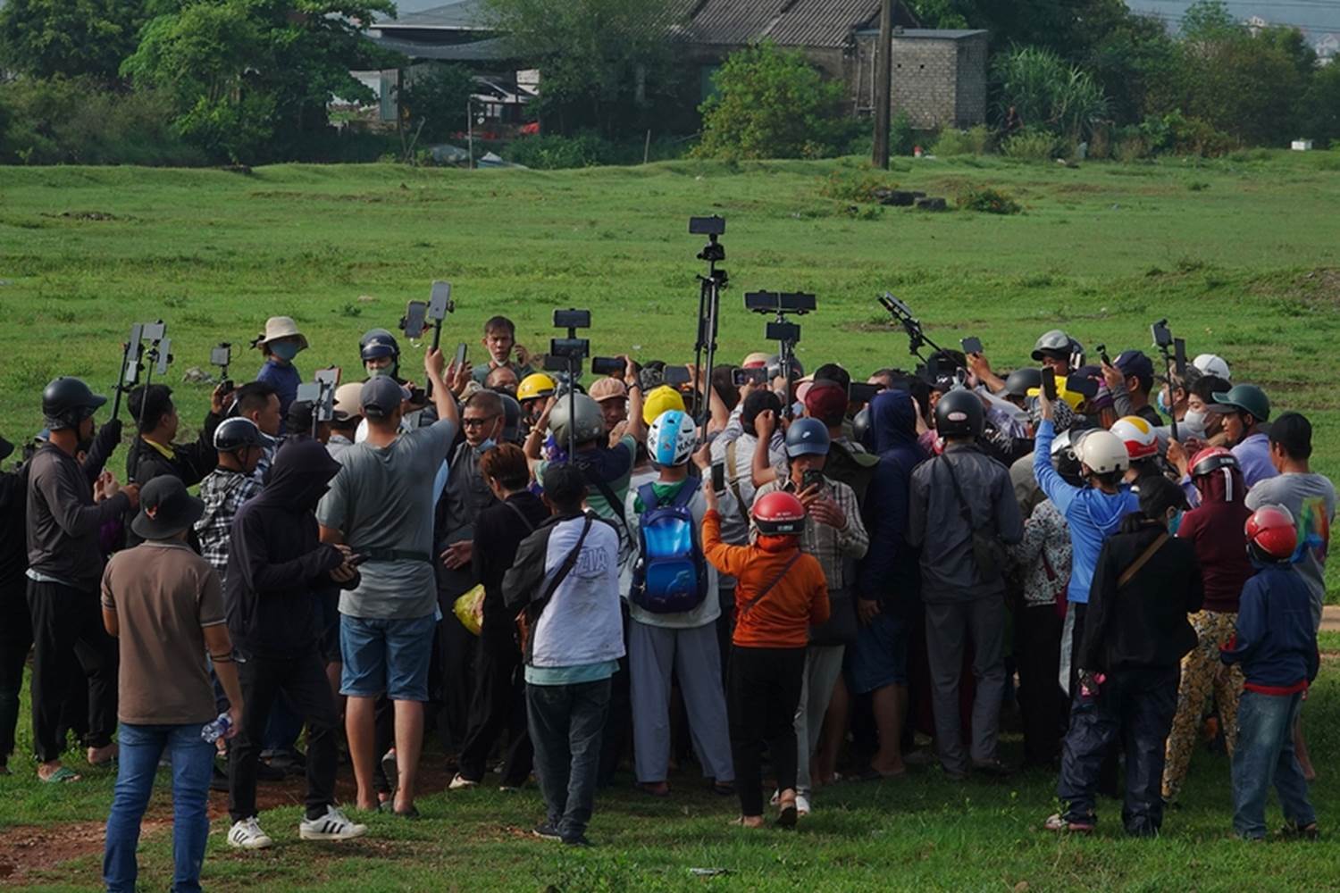 Tận mắt thấy ông Thích Minh Tuệ bị bao vây bởi đám đông YouTuber, TikToker ở Quảng Bình, gây hỗn loạn, tắc nghẽn giao thông-14