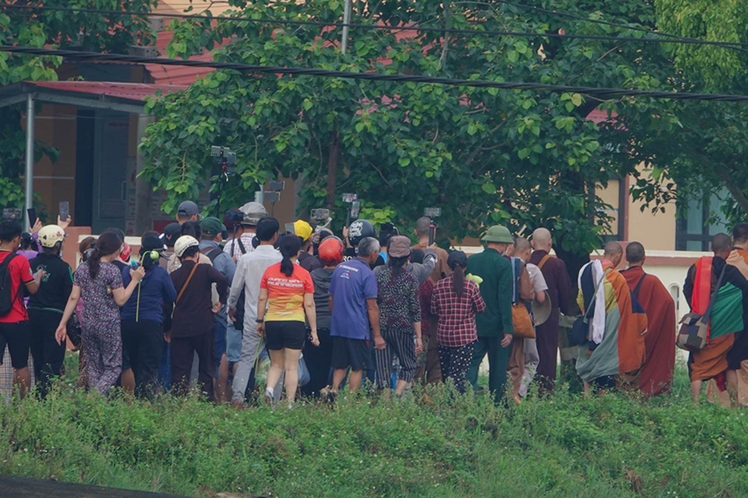 Tận mắt thấy ông Thích Minh Tuệ bị bao vây bởi đám đông YouTuber, TikToker ở Quảng Bình, gây hỗn loạn, tắc nghẽn giao thông-15