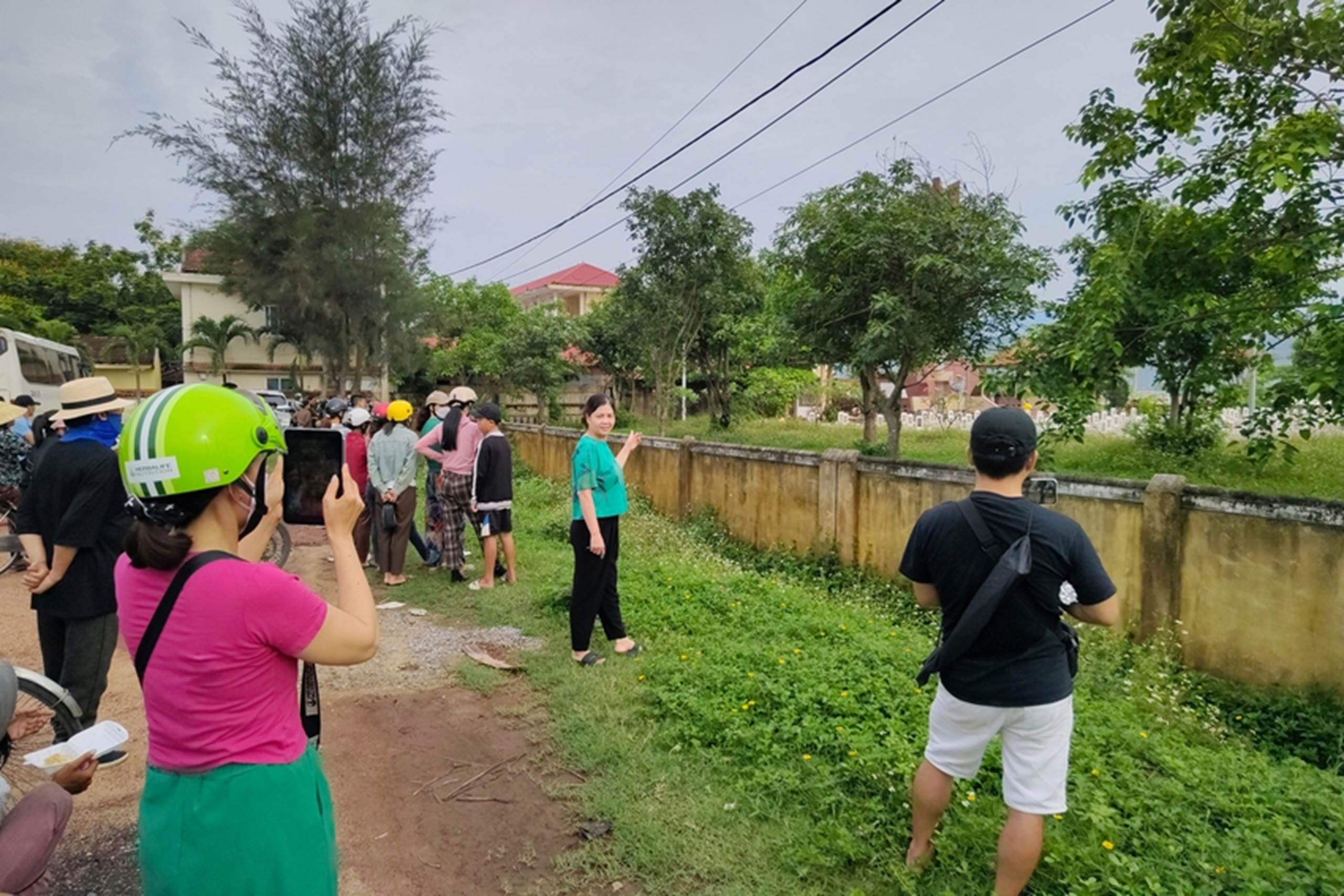 Tận mắt thấy ông Thích Minh Tuệ bị bao vây bởi đám đông YouTuber, TikToker ở Quảng Bình, gây hỗn loạn, tắc nghẽn giao thông-16