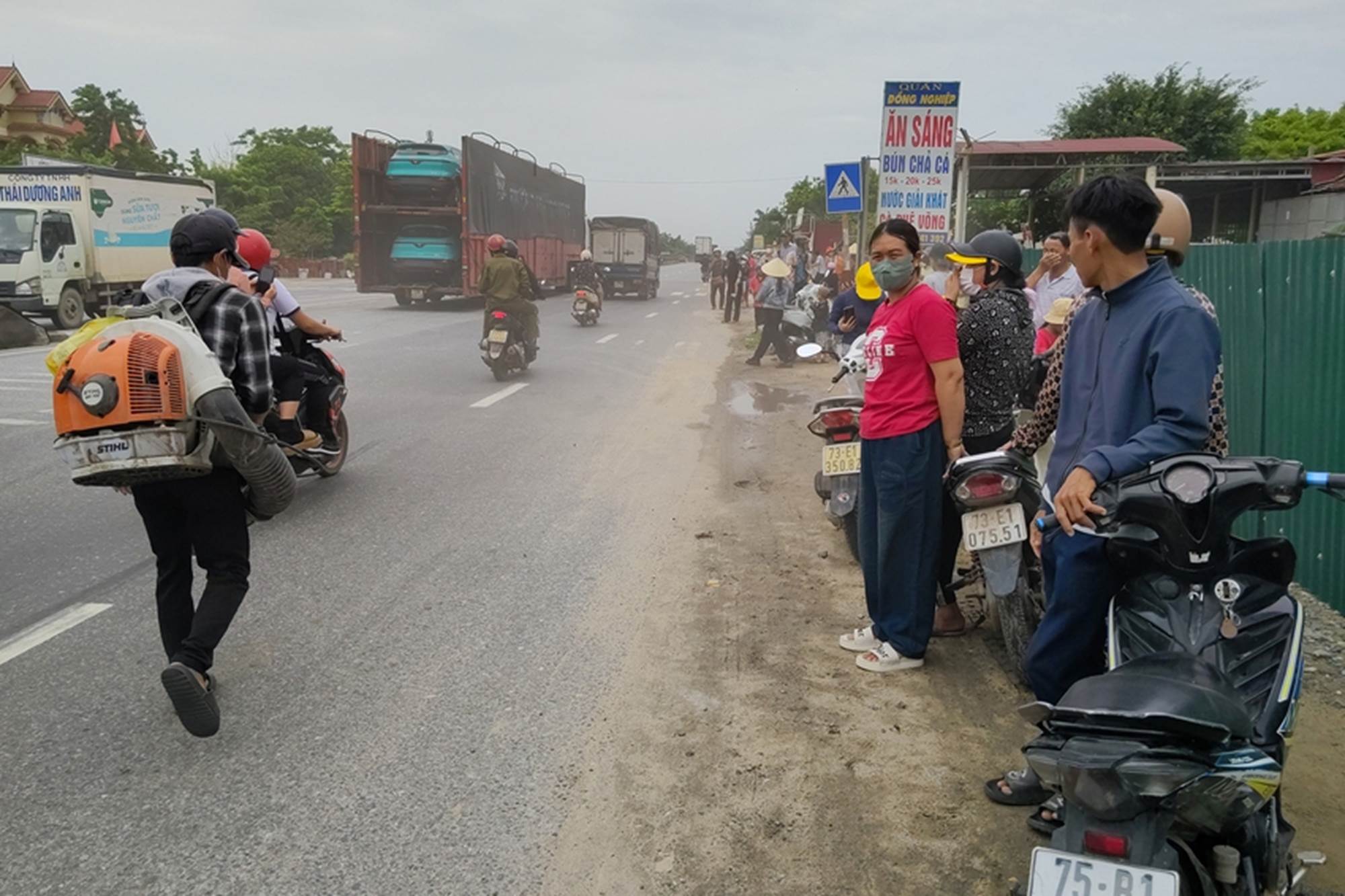 Tận mắt thấy ông Thích Minh Tuệ bị bao vây bởi đám đông YouTuber, TikToker ở Quảng Bình, gây hỗn loạn, tắc nghẽn giao thông-17