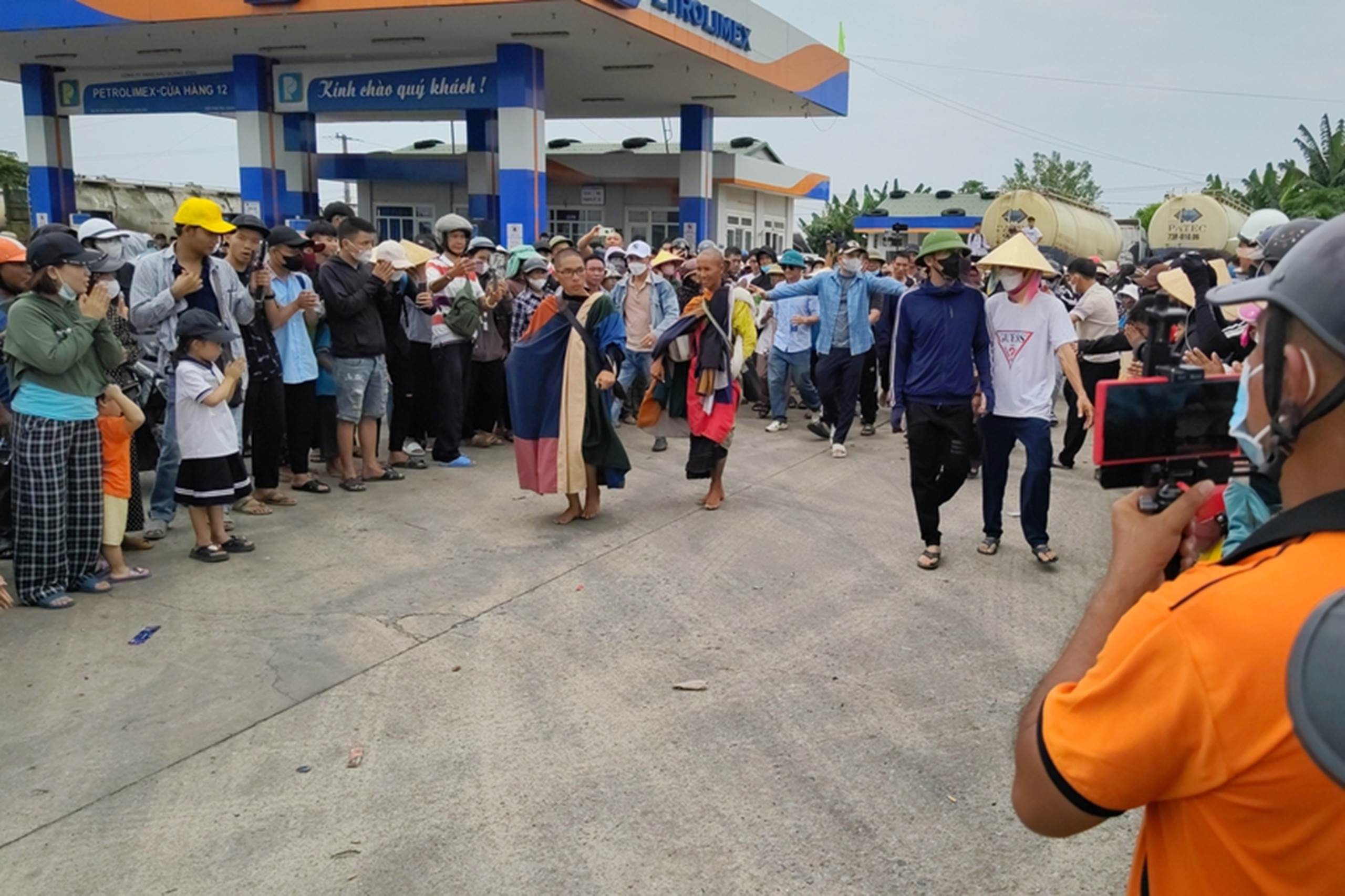 Tận mắt thấy ông Thích Minh Tuệ bị bao vây bởi đám đông YouTuber, TikToker ở Quảng Bình, gây hỗn loạn, tắc nghẽn giao thông-10