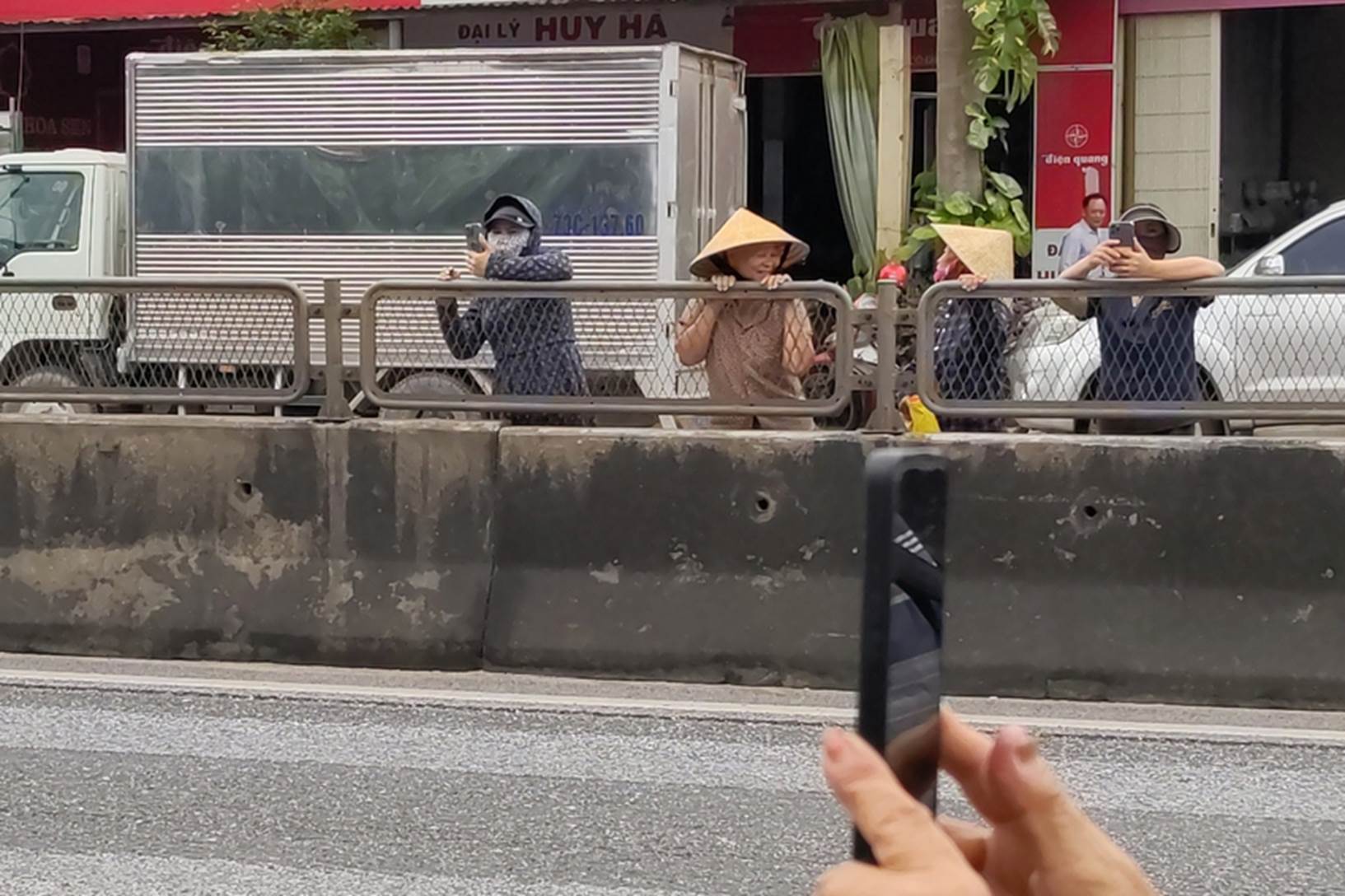 Tận mắt thấy ông Thích Minh Tuệ bị bao vây bởi đám đông YouTuber, TikToker ở Quảng Bình, gây hỗn loạn, tắc nghẽn giao thông-18