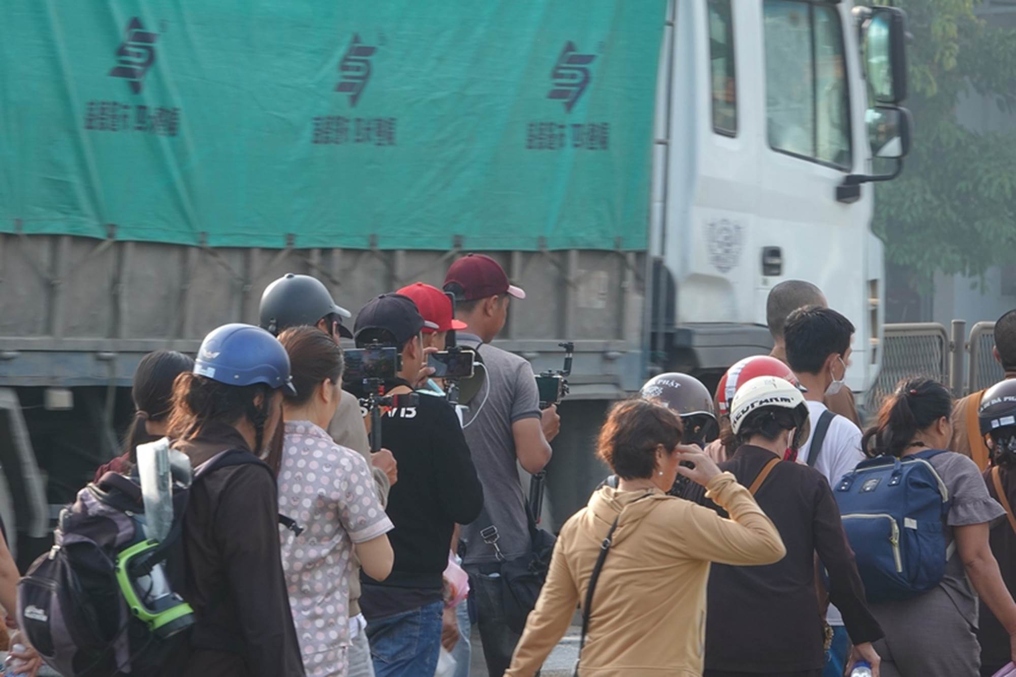 Tận mắt thấy ông Thích Minh Tuệ bị bao vây bởi đám đông YouTuber, TikToker ở Quảng Bình, gây hỗn loạn, tắc nghẽn giao thông-19