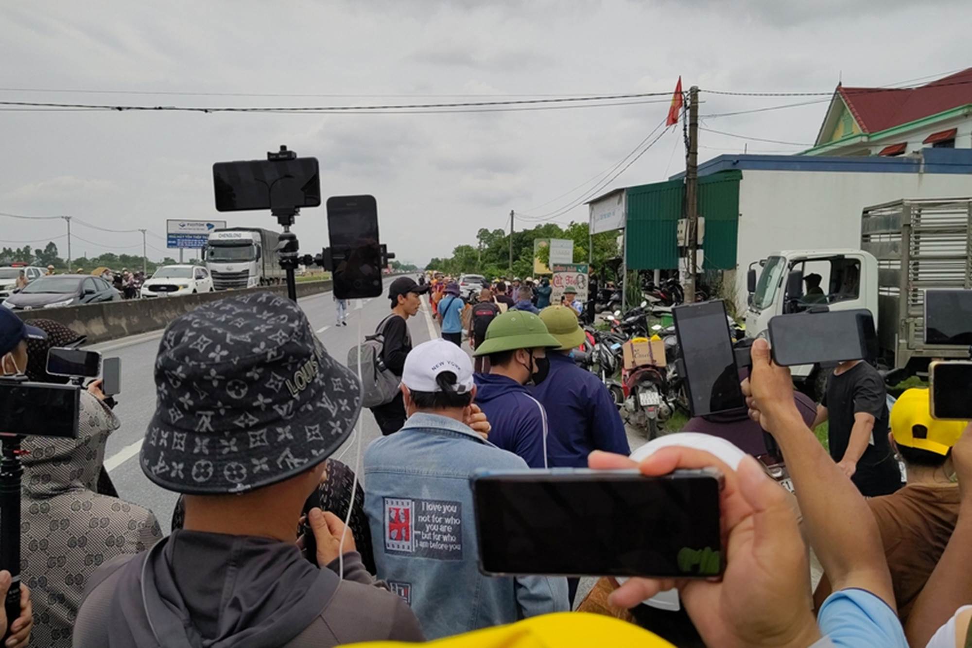 Tận mắt thấy ông Thích Minh Tuệ bị bao vây bởi đám đông YouTuber, TikToker ở Quảng Bình, gây hỗn loạn, tắc nghẽn giao thông-20