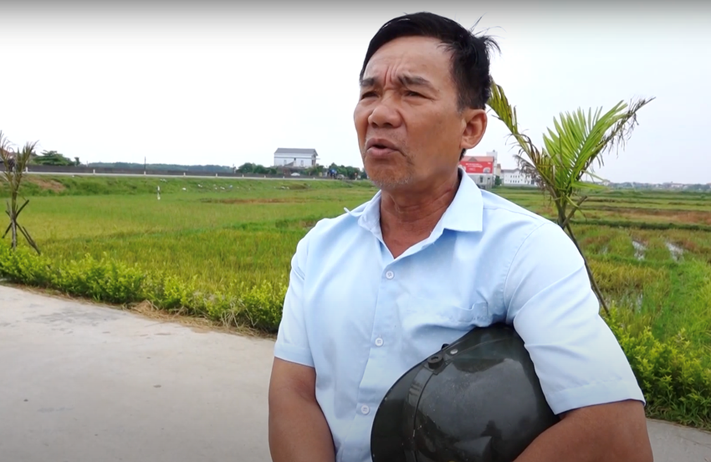 Tận mắt thấy ông Thích Minh Tuệ bị bao vây bởi đám đông YouTuber, TikToker ở Quảng Bình, gây hỗn loạn, tắc nghẽn giao thông-21