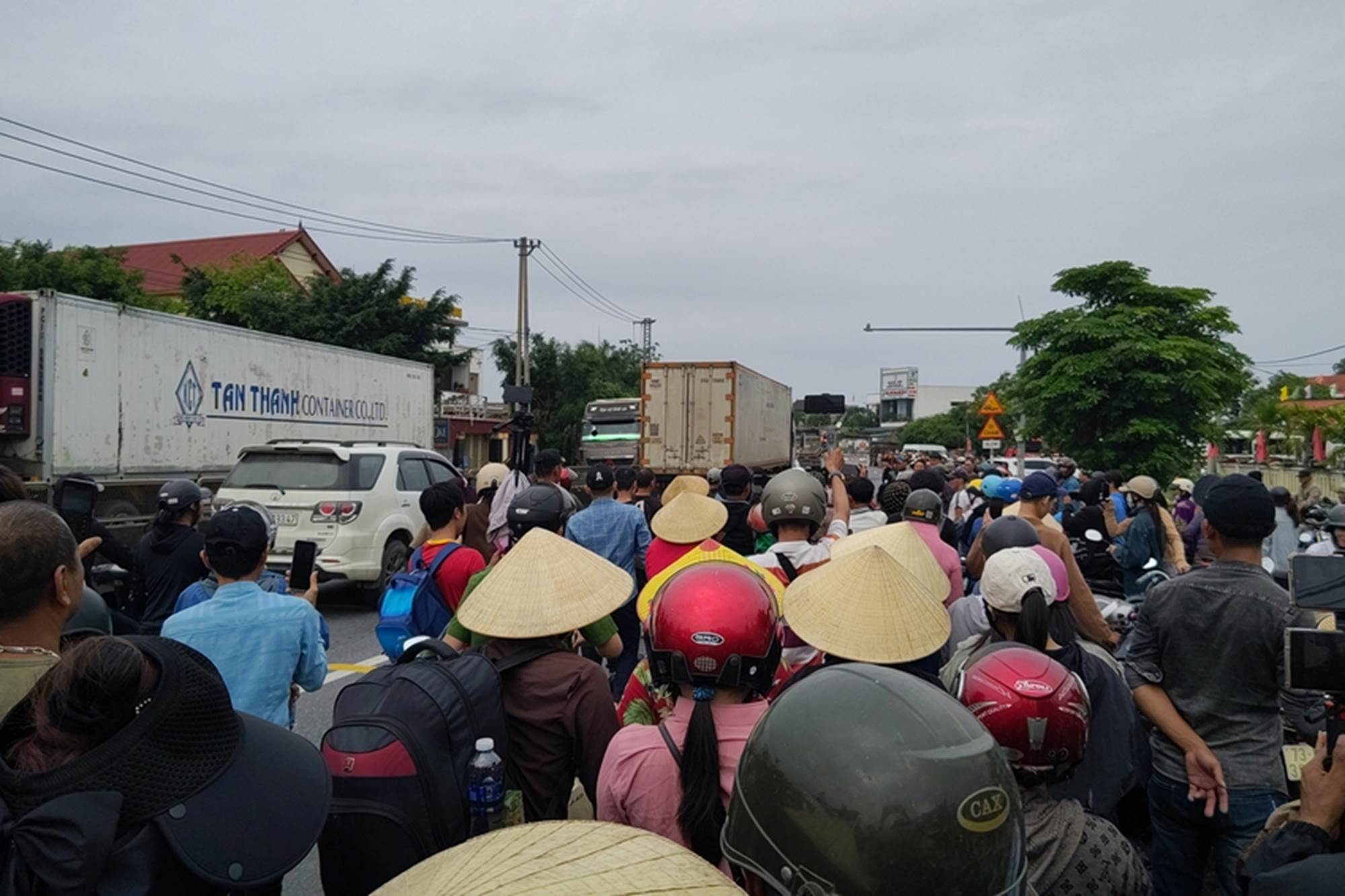 Tận mắt thấy ông Thích Minh Tuệ bị bao vây bởi đám đông YouTuber, TikToker ở Quảng Bình, gây hỗn loạn, tắc nghẽn giao thông-23