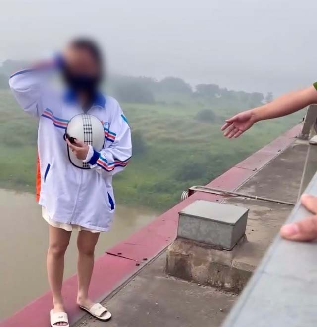 Giận dỗi bạn trai, cô gái trẻ lên cầu Nhật Tân tự tử-1