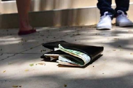 Nhặt được hơn 700 triệu đồng, người đàn ông mang đến đồn cảnh sát giao nộp: Ngày hôm sau bị kiện ra tòa vì 1 lý do bất ngờ