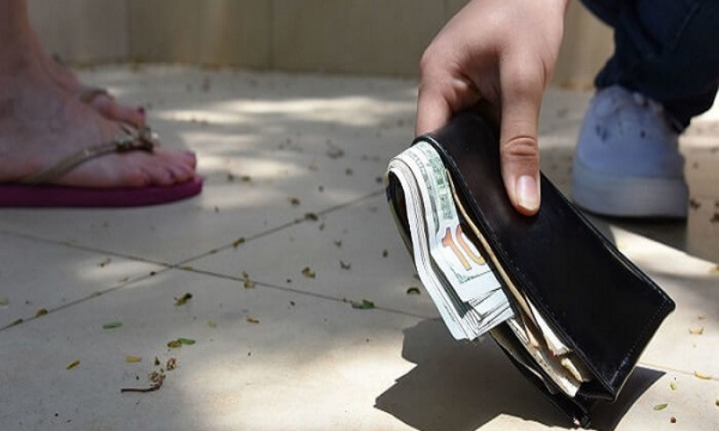 Nhặt được hơn 700 triệu đồng, người đàn ông mang đến đồn cảnh sát giao nộp: Ngày hôm sau bị kiện ra tòa vì 1 lý do bất ngờ-3