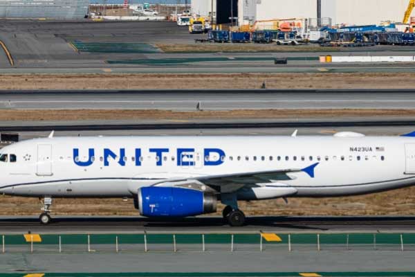 Khoảnh khắc máy bay Airbus A320 di chuyển đâm trúng nhân viên mặt đất-1