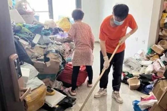 Bà lão hết tiền phải ăn cháo trong khi đồ mua sắm online chất tận nóc nhà