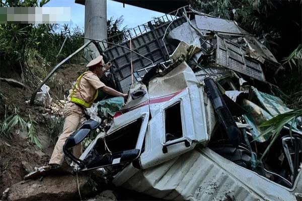 Clip: Xe máy tông trung tá CSGT ở Khánh Hòa tử vong-2