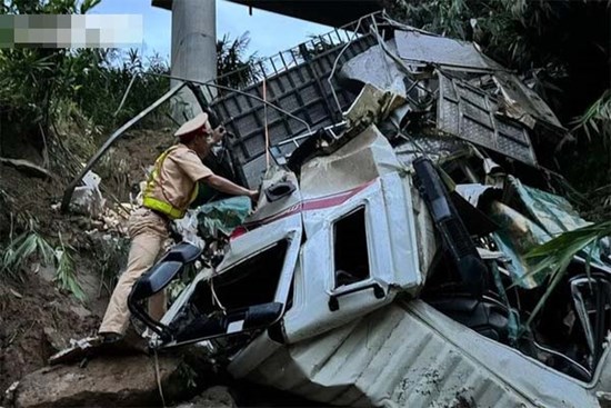 Xe tải chở mận rơi xuống vực sâu 50m, 3 người bị thương