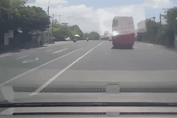 Clip: Xe máy tông trung tá CSGT ở Khánh Hòa tử vong