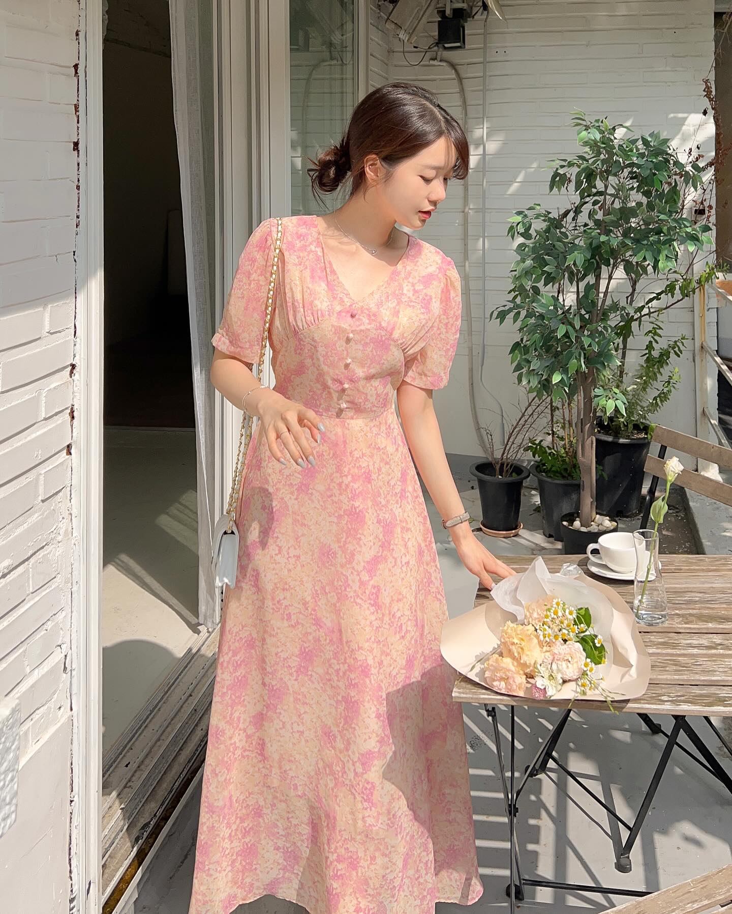 5 mẫu váy sáng màu nên sắm để trẻ trung, rạng rỡ suốt mùa hè-9