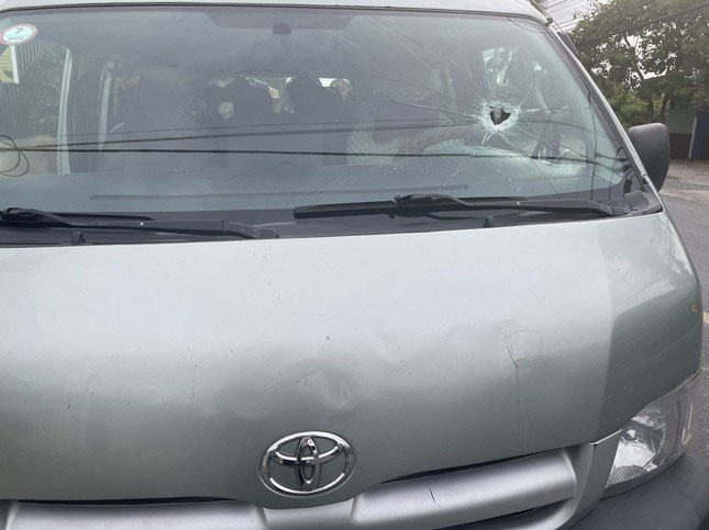 Tạm giữ đối tượng ném đá vào xe quân đội đang làm nhiệm vụ-1