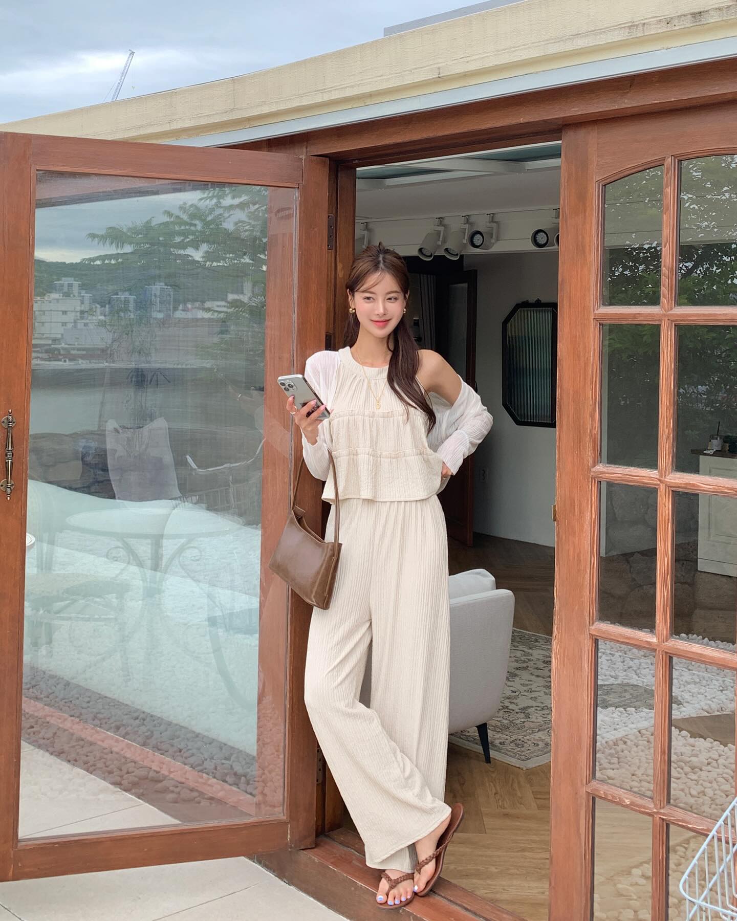 Gợi ý 5 công thức diện đồ nổi bật và ăn ảnh cho chuyến du lịch biển-4